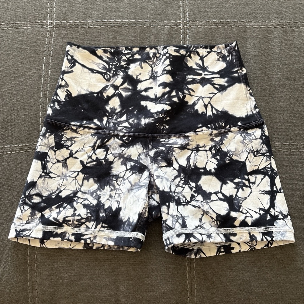 Lululemon Athletica Black and Cream Tie-Dye Athletic Shorts. 4